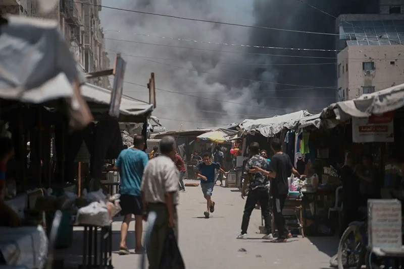 chum-anh-khoanh-khac-mot-cuoc-khong-kich-vao-thanh-pho-gaza-04.jpg