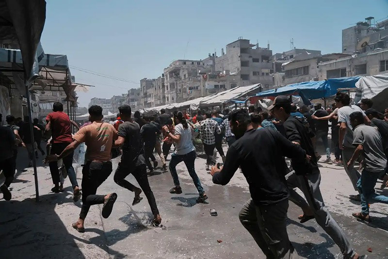 chum-anh-khoanh-khac-mot-cuoc-khong-kich-vao-thanh-pho-gaza-07.jpg