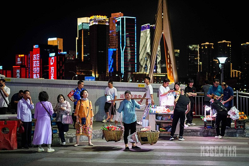 chum-anh-cuoc-song-tuong-phan-o-thanh-pho-trung-khanh-011.jpg