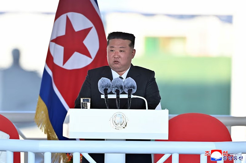 chum-anh-ong-kim-jong-un-tham-nha-may-xe-tang-06.jpg