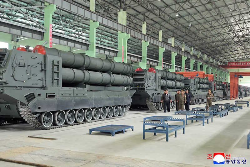 chum-anh-ong-kim-jong-un-tham-nha-may-xe-tang-05.jpg