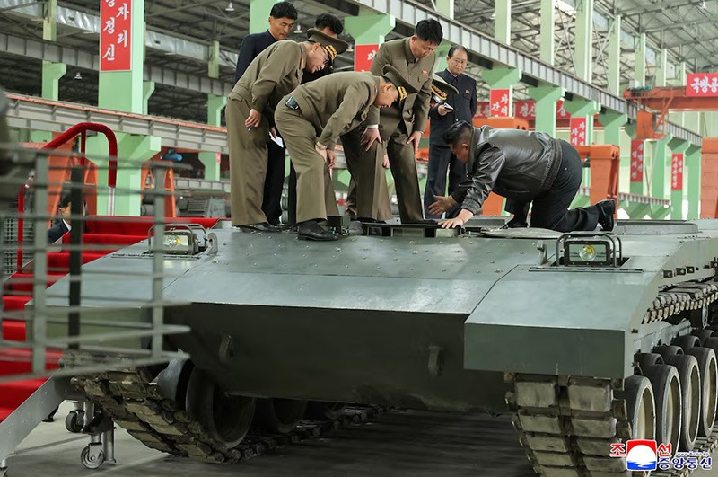 chum-anh-ong-kim-jong-un-tham-nha-may-xe-tang-04.jpg
