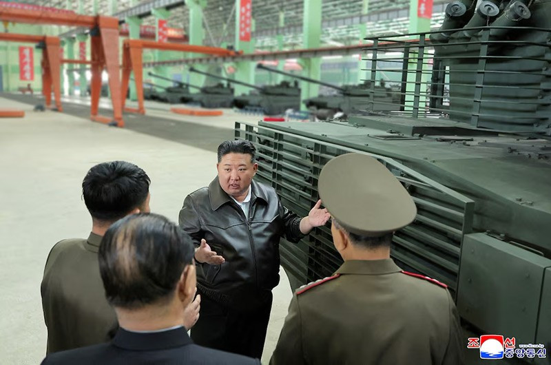 chum-anh-ong-kim-jong-un-tham-nha-may-xe-tang-02.jpg
