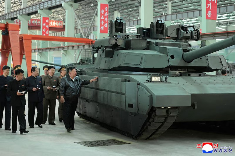 chum-anh-ong-kim-jong-un-tham-nha-may-xe-tang-01.jpg