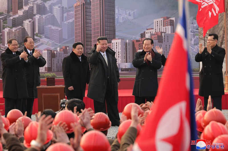 ong-kim-jong-un-khoi-cong-du-an-can-ho-hwasong-09.jpg