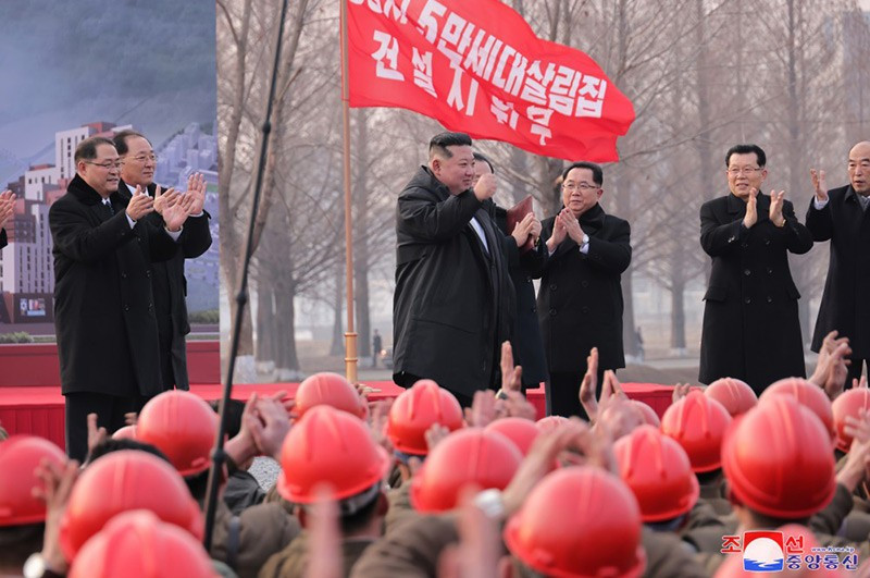 ong-kim-jong-un-khoi-cong-du-an-can-ho-hwasong-015.jpg