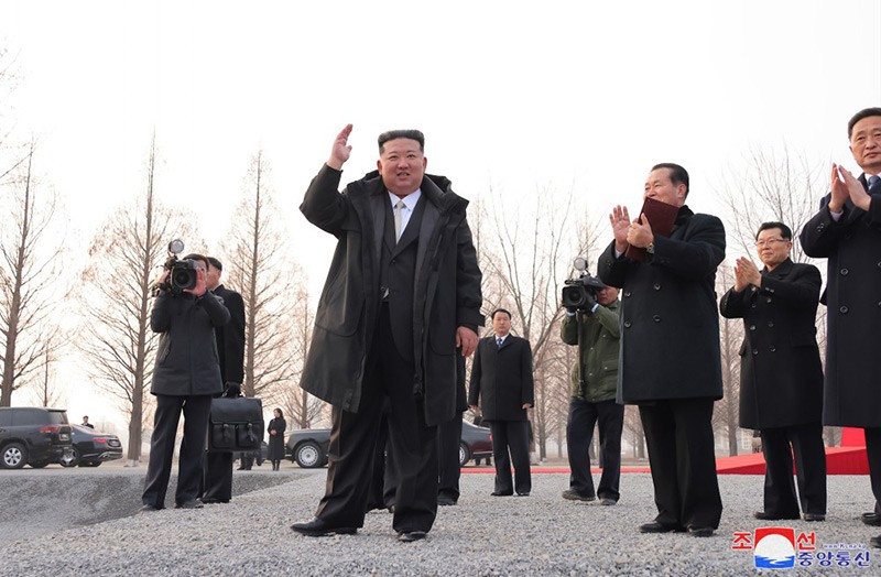 ong-kim-jong-un-khoi-cong-du-an-can-ho-hwasong-018.jpg