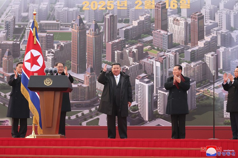 ong-kim-jong-un-khoi-cong-du-an-can-ho-hwasong-03.jpg