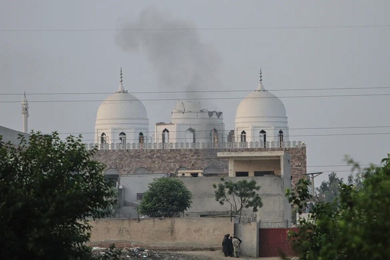 chum-anh-dap-tra-quan-su-giua-an-do-va-pakistan-070505-08.jpg
