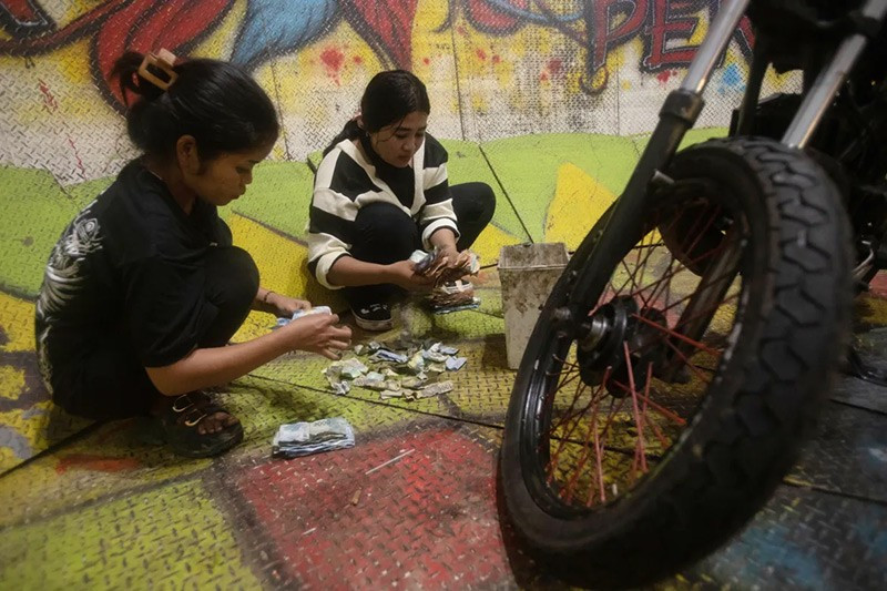 chum-anh-bieu-dien-xe-dap-mao-hiem-o-hoi-cho-dem-indonesia-06.jpg