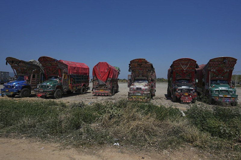 chum-anh-trang-tri-xe-tai-thanh-kiet-tac-di-dong-o-pakistan-020.jpg