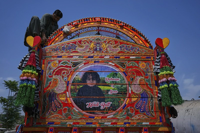 chum-anh-trang-tri-xe-tai-thanh-kiet-tac-di-dong-o-pakistan-06.jpg