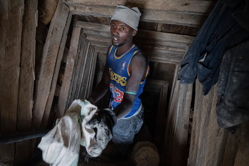 chum-anh-tho-mo-coltan-o-ch-congo-0505-05.jpg