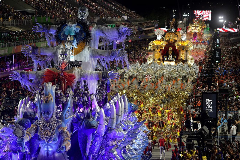 chum-anh-le-hoi-hoa-trang-carnival-o-brazil-050305-021.jpg