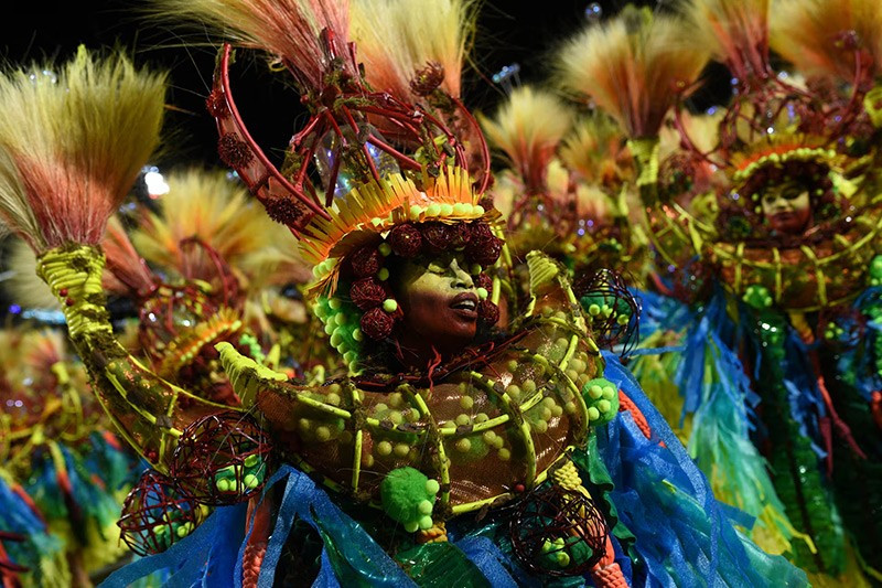 chum-anh-le-hoi-hoa-trang-carnival-o-brazil-050305-014.jpg