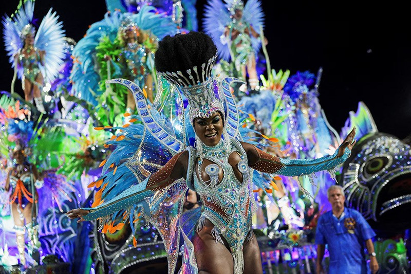 chum-anh-le-hoi-hoa-trang-carnival-o-brazil-050305-03.jpg