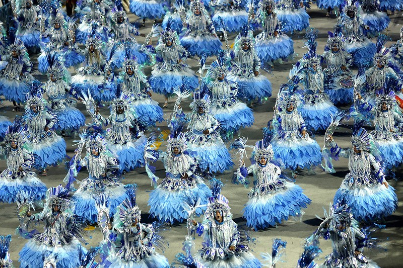 chum-anh-le-hoi-hoa-trang-carnival-o-brazil-050305-025.jpg