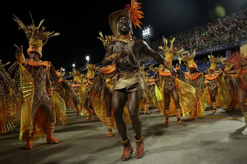 chum-anh-le-hoi-hoa-trang-carnival-o-brazil-050305-017.jpg