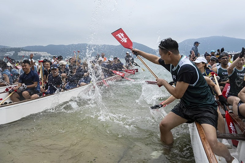 chum-anh-le-hoi-dua-thuyen-rong-o-hong-kong-0505-011.jpg