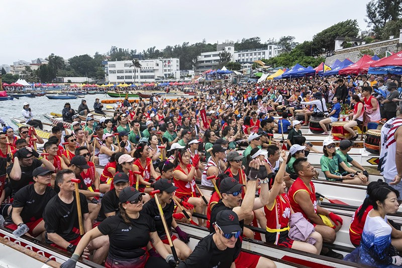 chum-anh-le-hoi-dua-thuyen-rong-o-hong-kong-0505-02.jpg