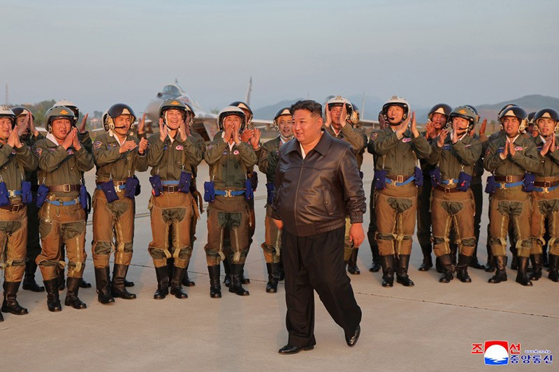 chum-anh-ong-kim-jong-un-thi-sat-tap-tran-khong-quan-0505-02.jpg