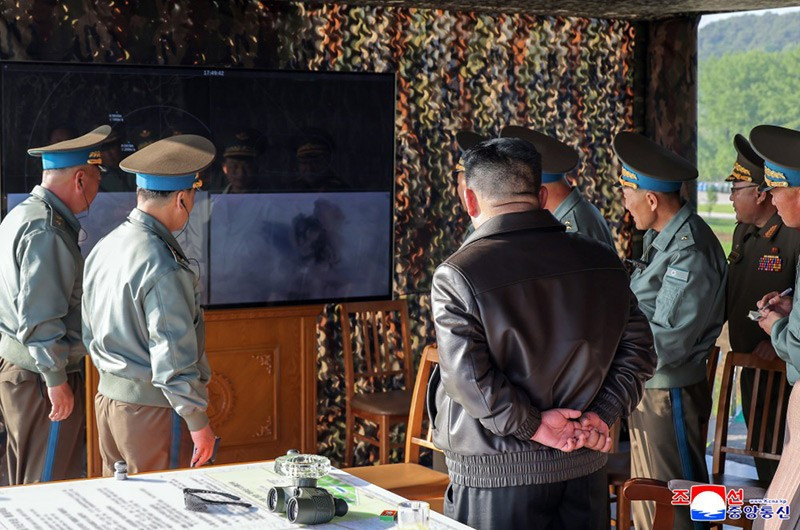 chum-anh-ong-kim-jong-un-thi-sat-tap-tran-khong-quan-0505-018.jpg