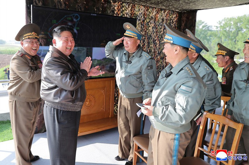chum-anh-ong-kim-jong-un-thi-sat-tap-tran-khong-quan-0505-010.jpg