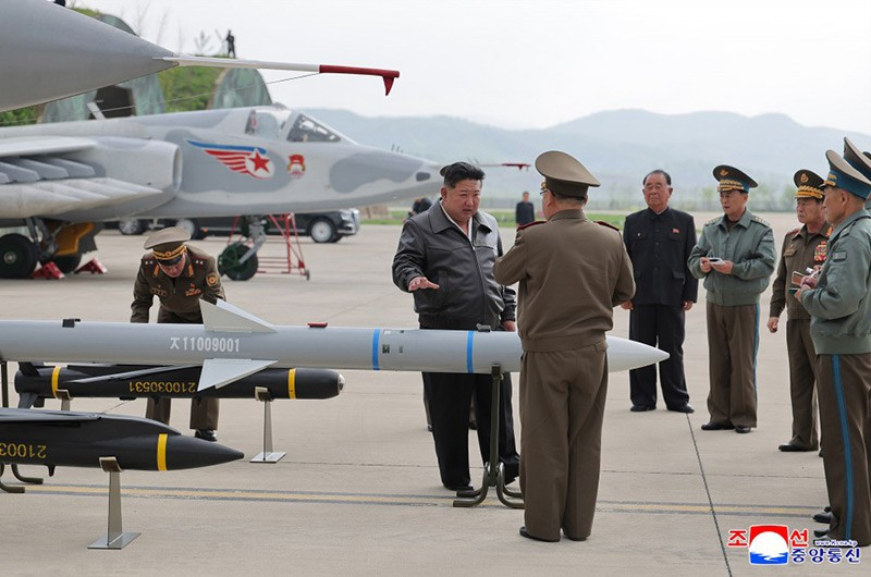 chum-anh-ong-kim-jong-un-thi-sat-tap-tran-khong-quan-0505-025.jpg