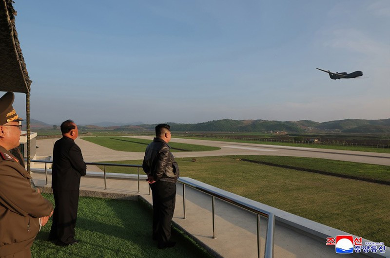 chum-anh-ong-kim-jong-un-thi-sat-tap-tran-khong-quan-0505-027.jpg