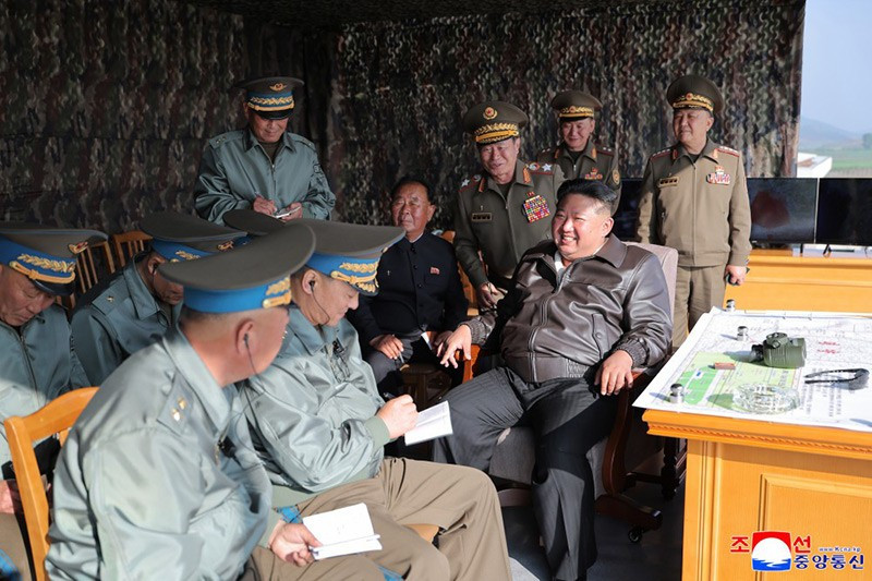 chum-anh-ong-kim-jong-un-thi-sat-tap-tran-khong-quan-0505-01.jpg