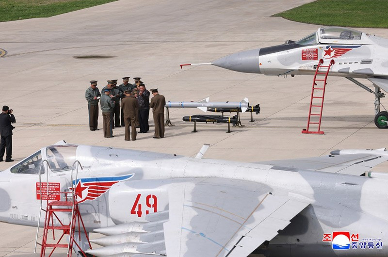 chum-anh-ong-kim-jong-un-thi-sat-tap-tran-khong-quan-0505-024.jpg