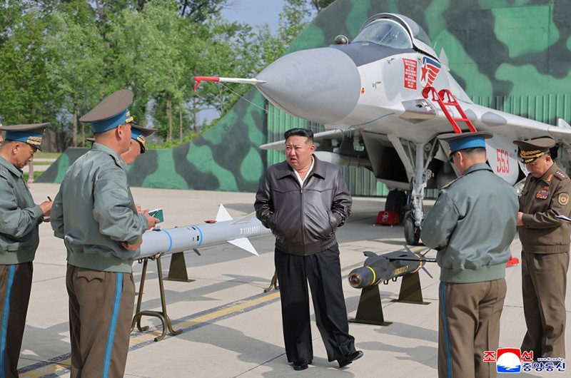 chum-anh-ong-kim-jong-un-thi-sat-tap-tran-khong-quan-0505-023.jpg