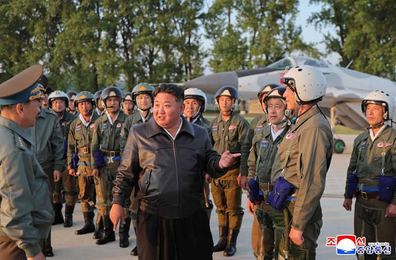 chum-anh-ong-kim-jong-un-thi-sat-tap-tran-khong-quan-0505-032.jpg