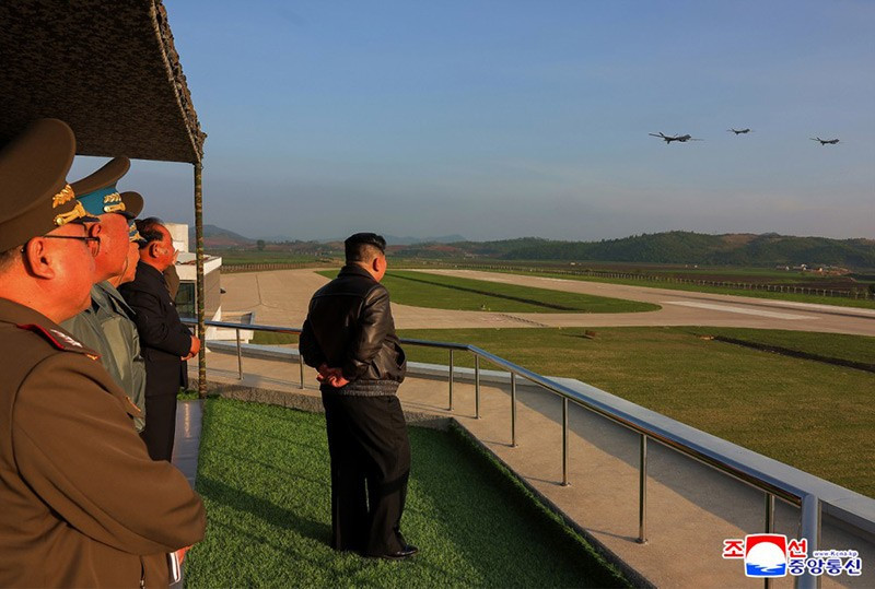 chum-anh-ong-kim-jong-un-thi-sat-tap-tran-khong-quan-0505-031.jpg