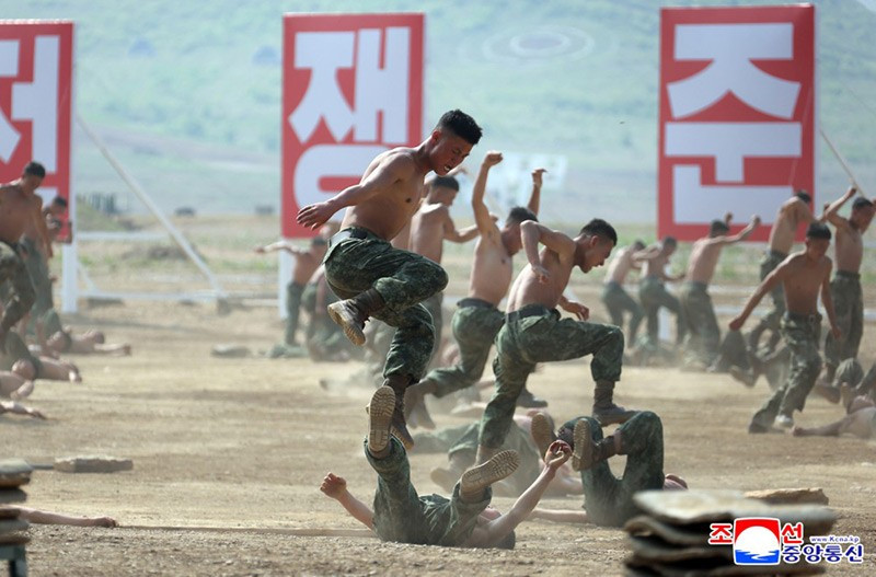chum-anh-ong-kim-jong-un-thi-sat-tap-tran-chien-thuat-0505-019.jpg