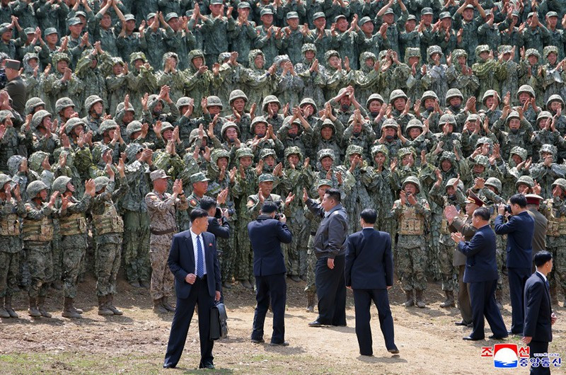 chum-anh-ong-kim-jong-un-thi-sat-tap-tran-chien-thuat-0505-031.jpg