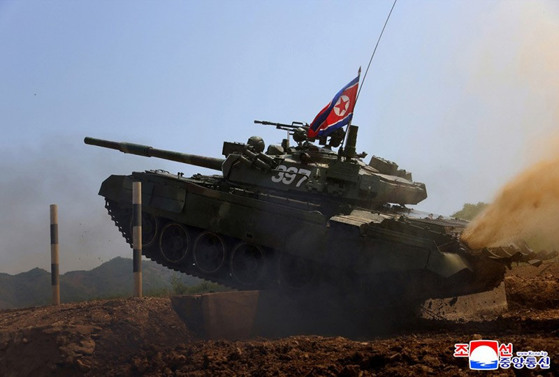 chum-anh-ong-kim-jong-un-thi-sat-tap-tran-chien-thuat-0505-012.jpg