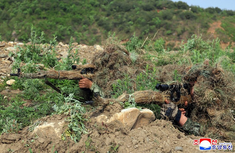 chum-anh-ong-kim-jong-un-thi-sat-tap-tran-chien-thuat-0505-026.jpg