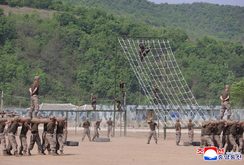 chum-anh-ong-kim-jong-un-thi-sat-tap-tran-chien-thuat-0505-015.jpg