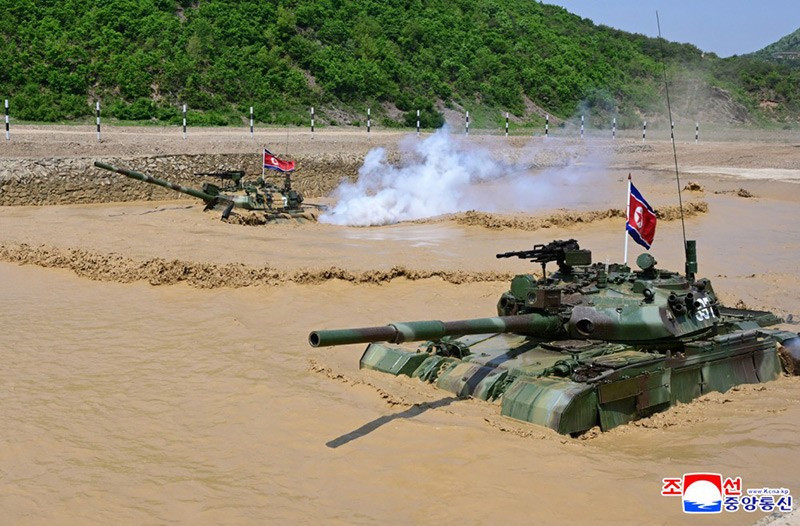 chum-anh-ong-kim-jong-un-thi-sat-tap-tran-chien-thuat-0505-013.jpg