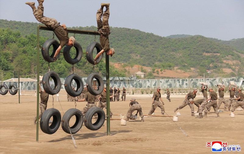 chum-anh-ong-kim-jong-un-thi-sat-tap-tran-chien-thuat-0505-016.jpg