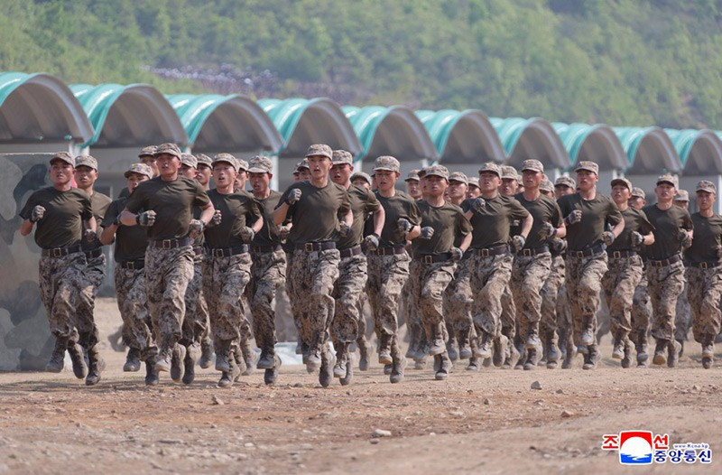 chum-anh-ong-kim-jong-un-thi-sat-tap-tran-chien-thuat-0505-014.jpg