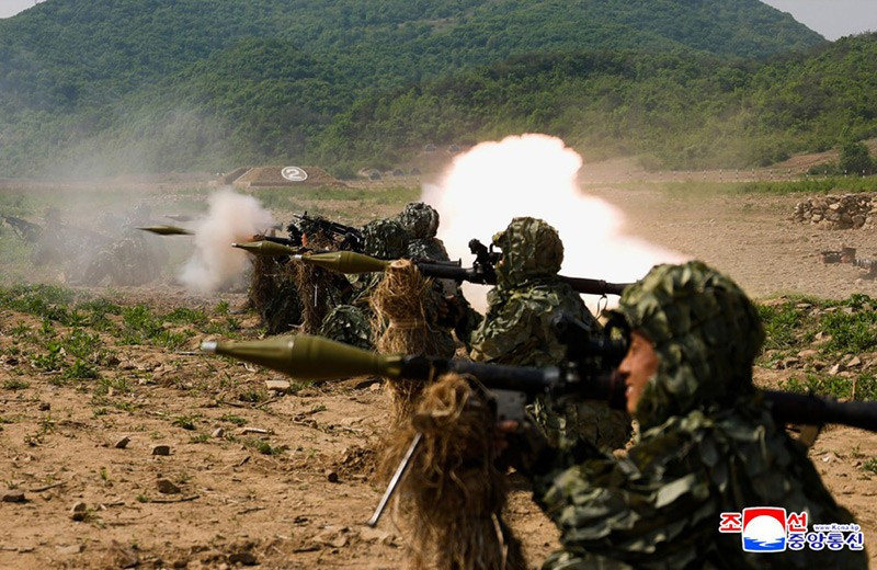chum-anh-ong-kim-jong-un-thi-sat-tap-tran-chien-thuat-0505-07.jpg
