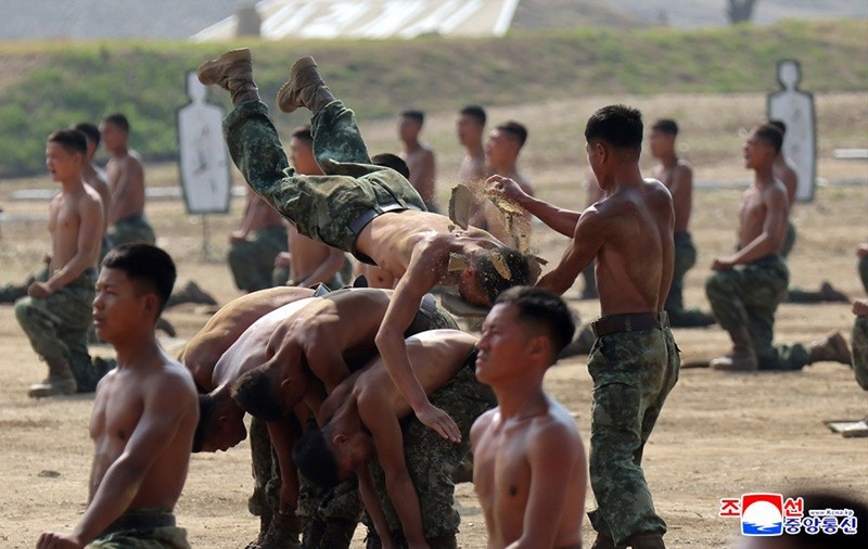 chum-anh-ong-kim-jong-un-thi-sat-tap-tran-chien-thuat-0505-021.jpg
