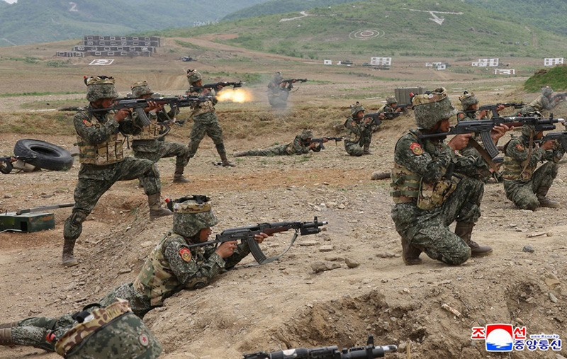 chum-anh-ong-kim-jong-un-thi-sat-tap-tran-chien-thuat-0505-024.jpg