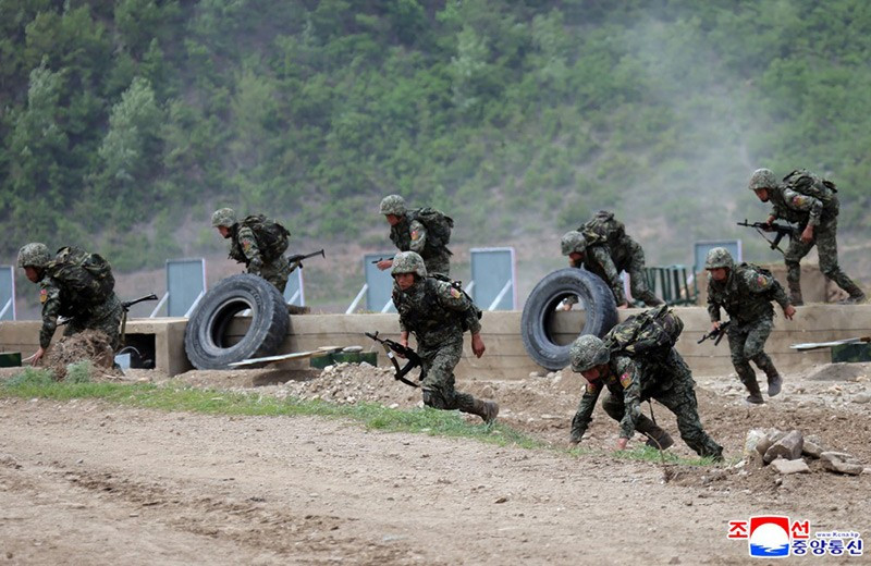 chum-anh-ong-kim-jong-un-thi-sat-tap-tran-chien-thuat-0505-028.jpg