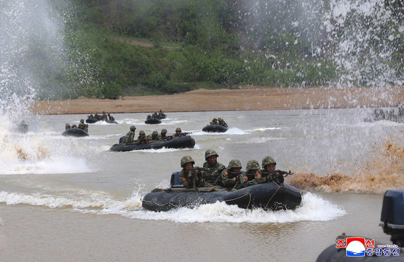 chum-anh-ong-kim-jong-un-thi-sat-tap-tran-chien-thuat-0505-04.jpg