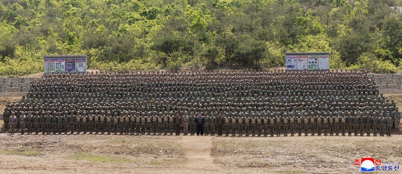 chum-anh-ong-kim-jong-un-thi-sat-tap-tran-chien-thuat-0505-032.jpg