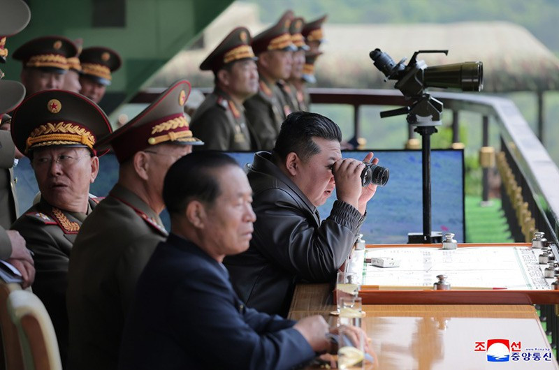 chum-anh-ong-kim-jong-un-thi-sat-tap-tran-chien-thuat-0505-02.jpg