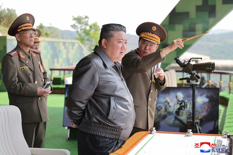 chum-anh-ong-kim-jong-un-thi-sat-tap-tran-chien-thuat-0505-01.jpg